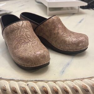 Rare Dansko tan, subtle floral etching, XP 2.0 Clogs, great shape brown trim